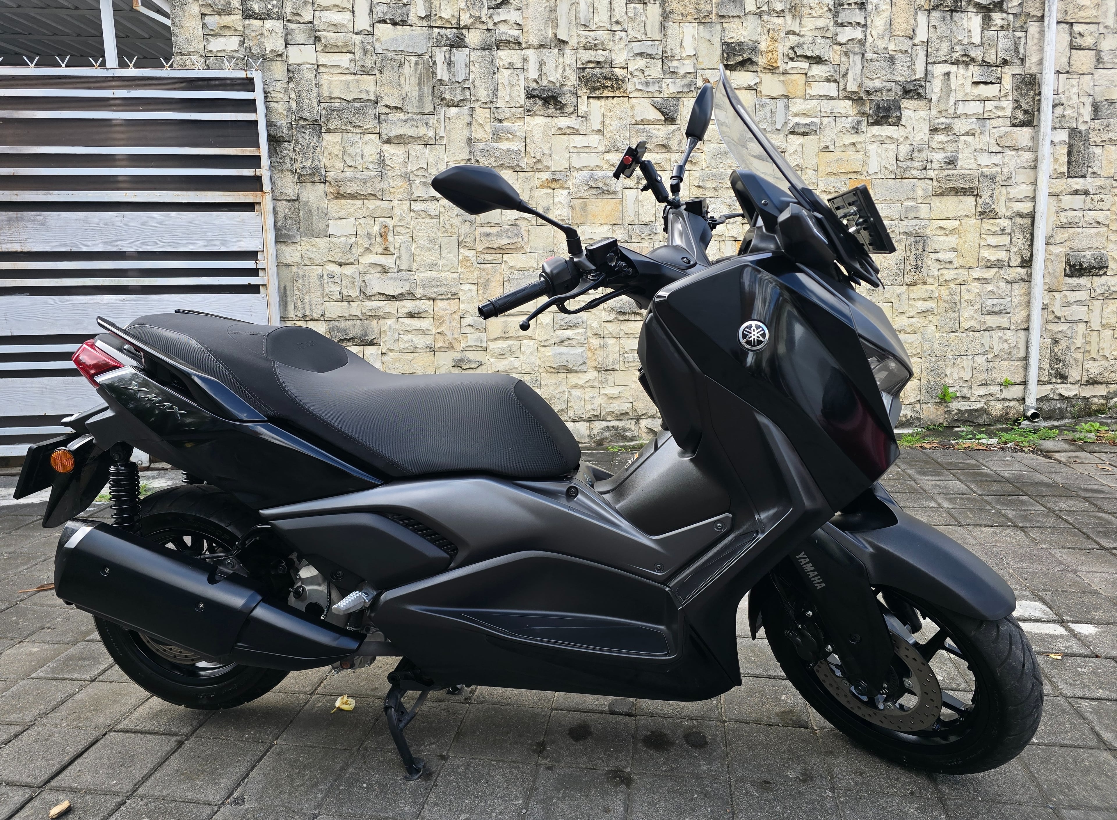 Yamaha XMAX 250 — Hitam — 1