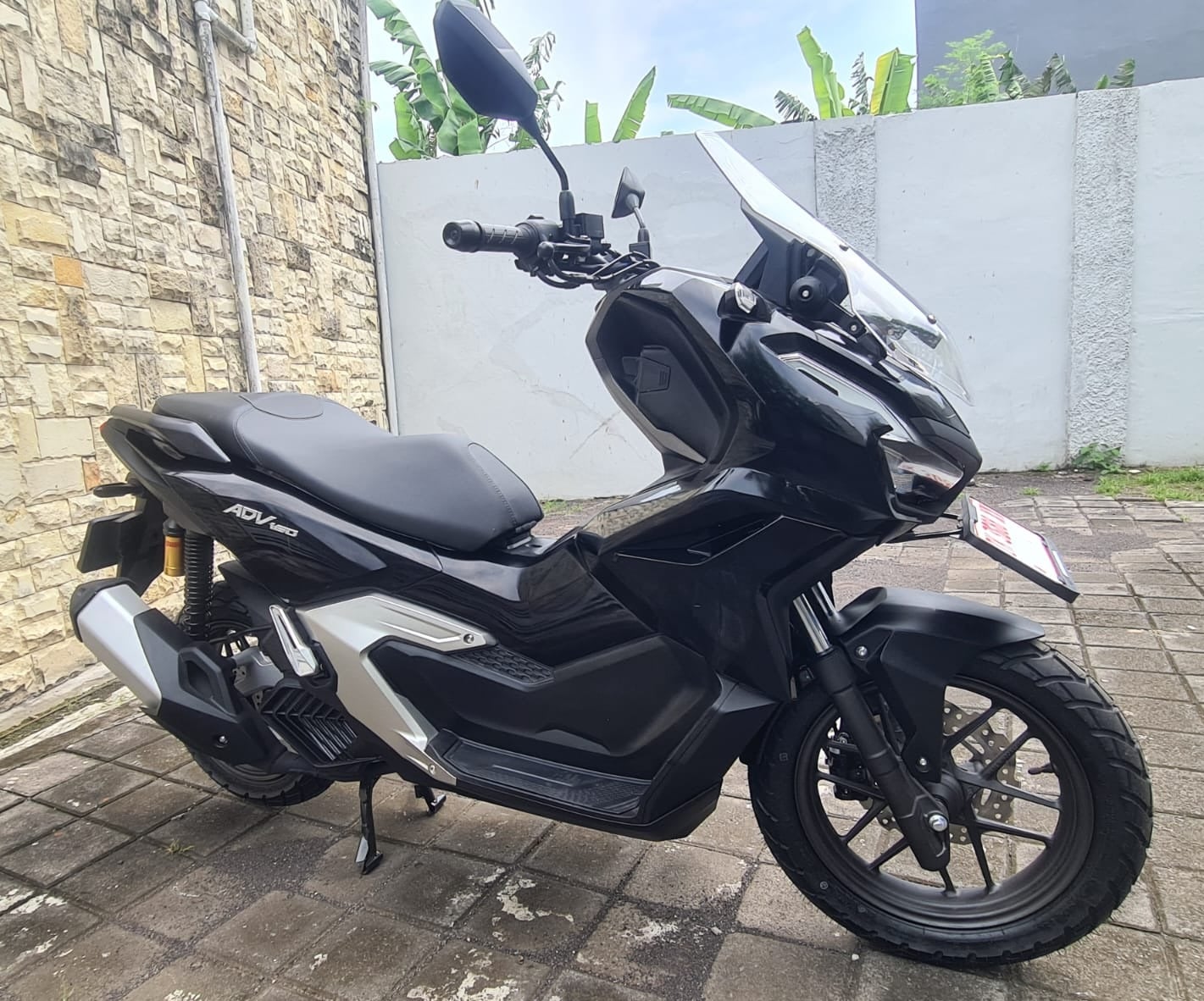 Honda ADV260 — Black Glossy — 1