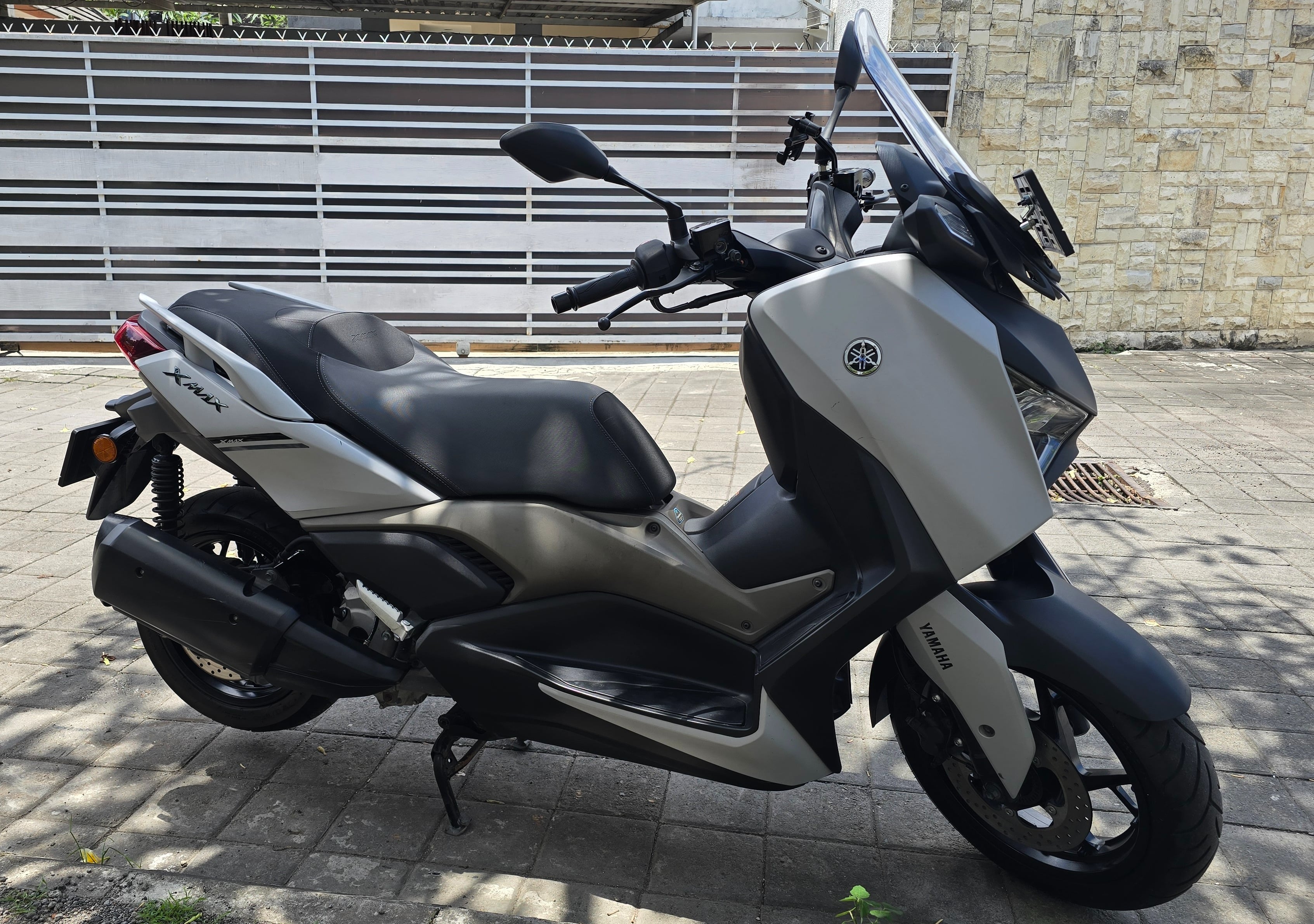 Yamaha XMAX 250 — Prestige Grey — 1