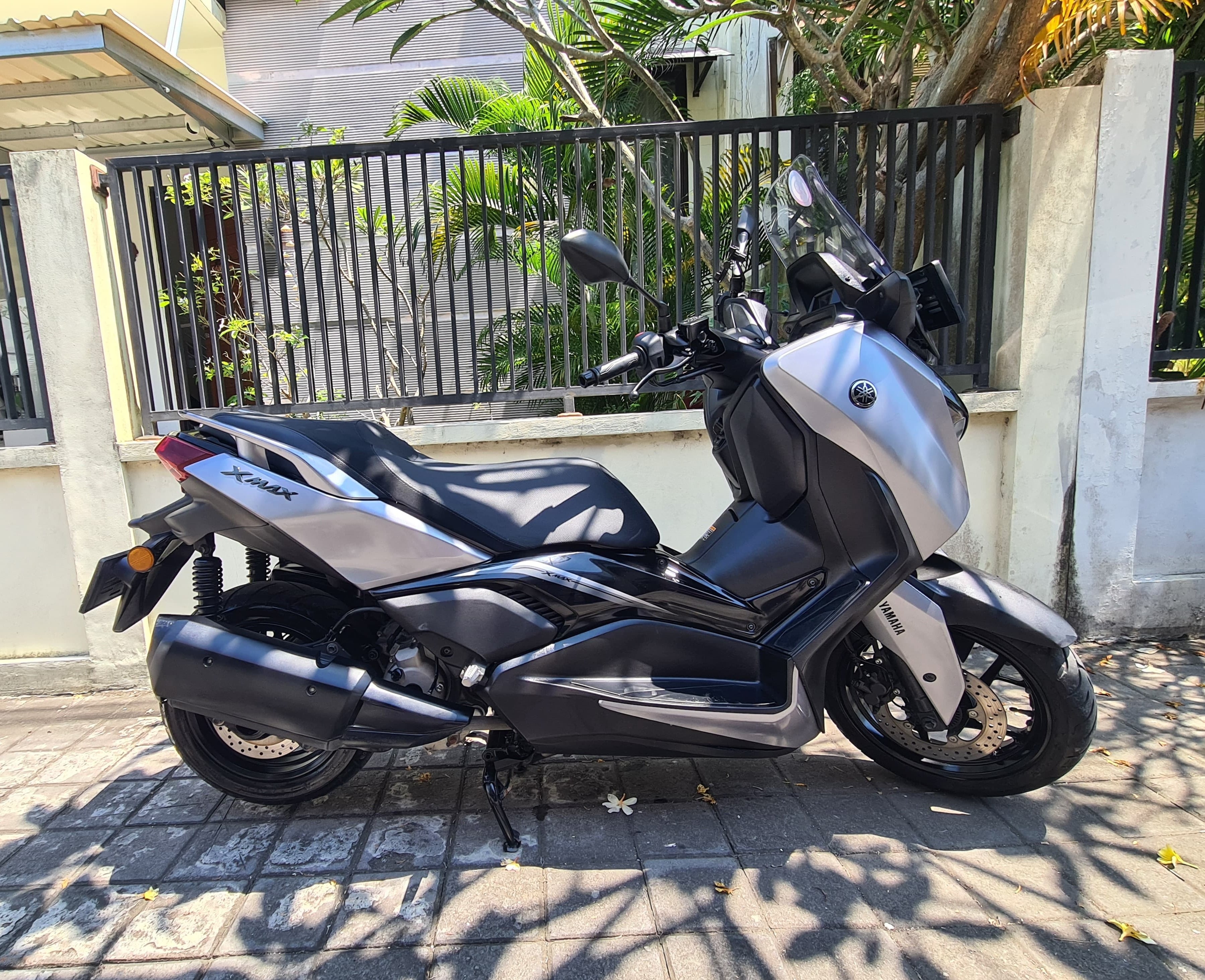 Yamaha XMAX 250 — Elixir Dark Silver — 1