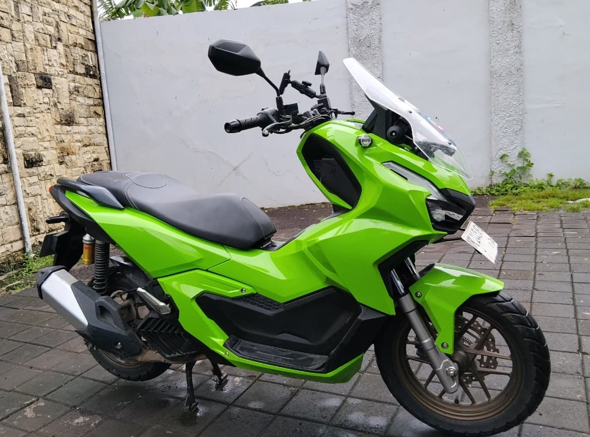 Honda ADV160 — Pearl Crater White — 1