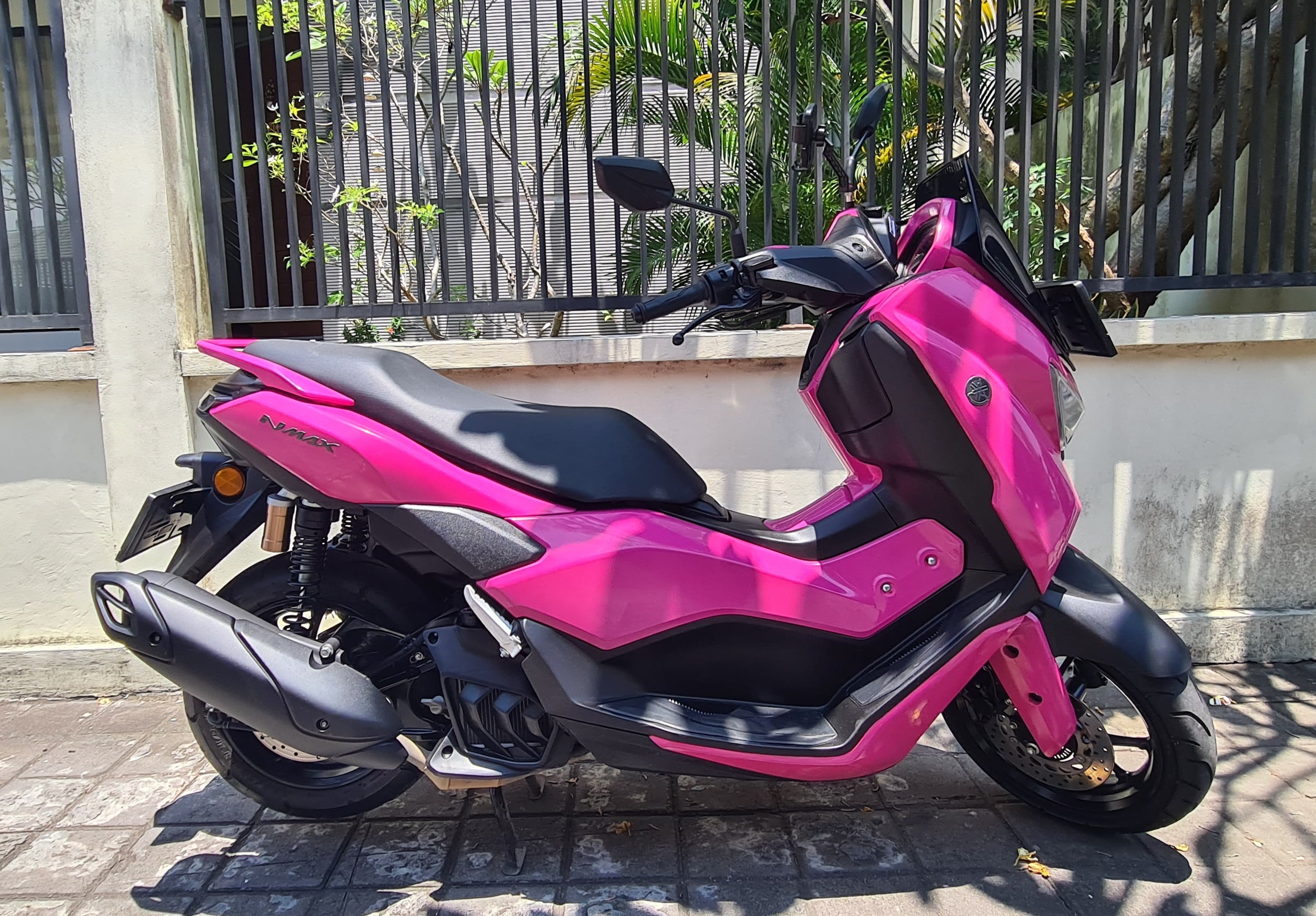 Yamaha NMAX Turbo — وردي فاقع — 1
