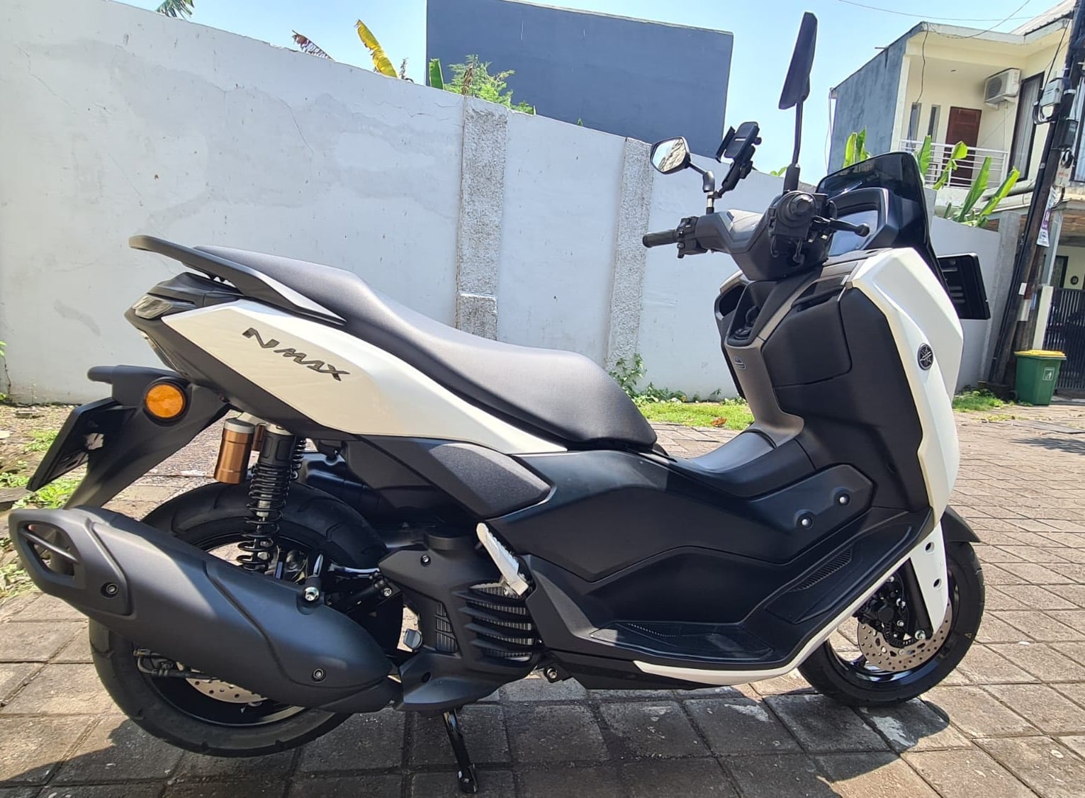 Yamaha NMAX Neo-S — أبيض لامع — 1