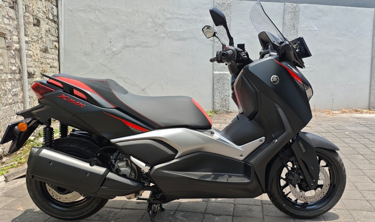 Yamaha XMAX 250 — Black — 1