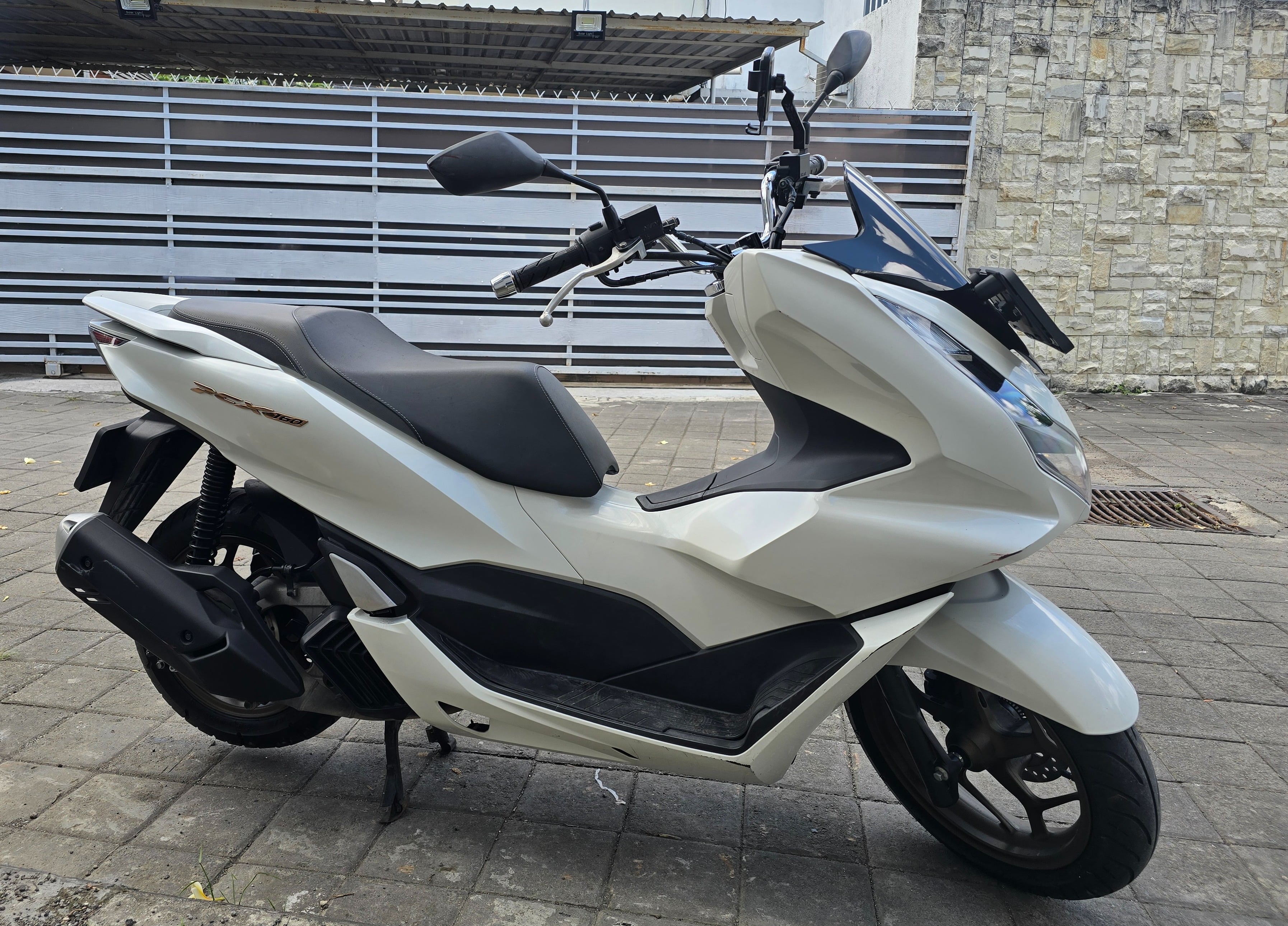 Honda PCX 160 — Putih — 1